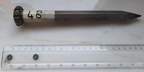 Nr.48: stalen puntijzer, achthoekig Ø18mm, lengte 225mm - gebruikt