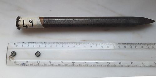 No.49: pointe en fonte d'acier, octagonale Ø18mm, longueur 240mm - used