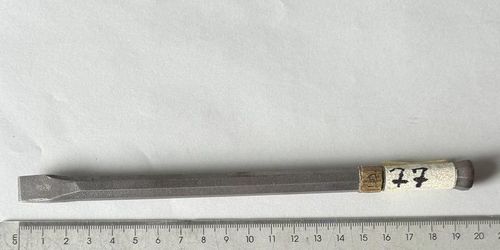 Nr.77: Stalen schrijfijzer, snijkant 11 mm, achthoek Ø10 mm, mallethead - gebruikt